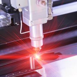Aachener Quarzglas fertigt hochpräzise Komponenten aus Quarzglas für die Laserindustrie, darunter Prismen, Schutzscheiben und Spiegel, nach höchsten Qualitätsstandards.